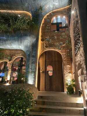 Hum, Cafe & Restaurant