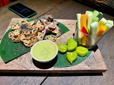 Hum, Garden & Restaurant