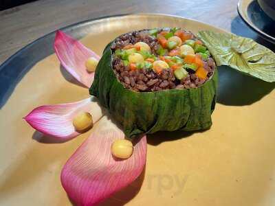 Hum, Garden & Restaurant