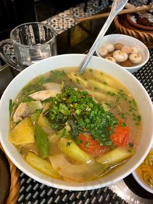 Nhà Hàng Ngói Đỏ