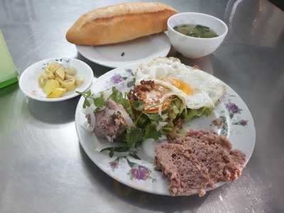 Quán Bánh Mì Bà Con