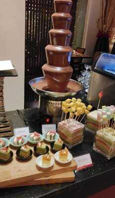 Chit Chat At The Café