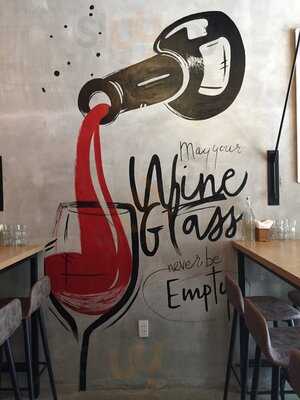 Drinks Wine & Craftbeer Bar