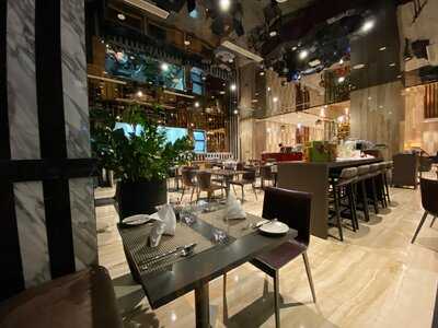 Le Cafe Restaurant & Bar