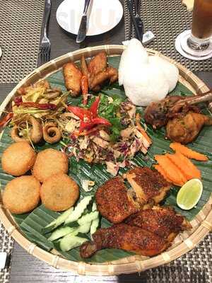 Le Cafe Restaurant & Bar