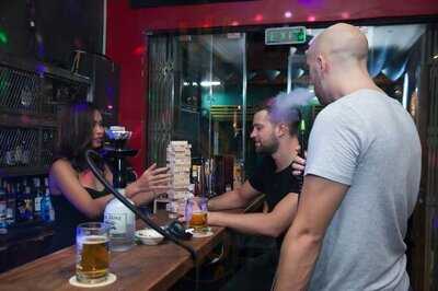 Fullmoon Hostel And Bar