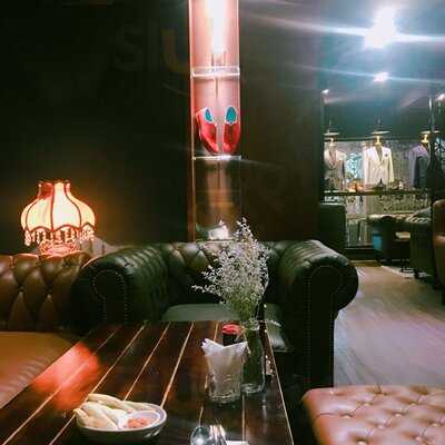 Small Vacancy - Lounge & Dining