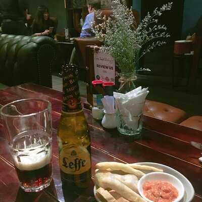 Small Vacancy - Lounge & Dining