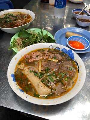 The Lunch Lady (nguyen Thi Thanh)