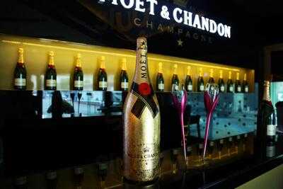 Nhà Hàng Champagne Corner