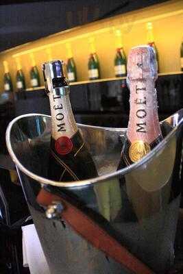 Nhà Hàng Champagne Corner