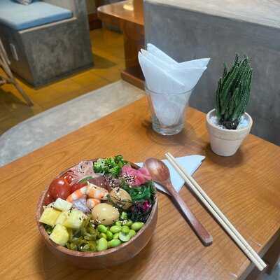 Poke Saigon Ly Tu Trong