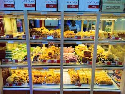 Anh Quân Bakery