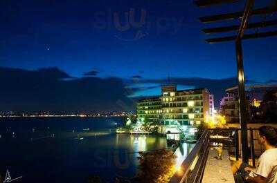 Cafe Ben Ho / Water Front Cafe