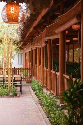 Nhà Hàng Tre Vàng