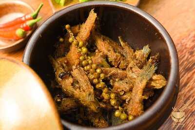 Nhà Hàng Tre Vàng