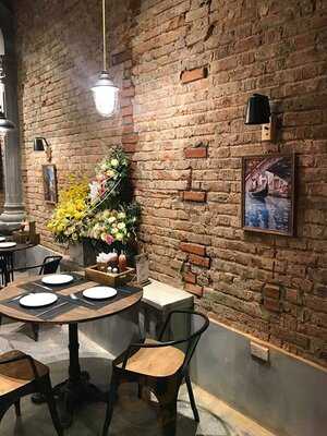 Sồi Đỏ - Pizza & Pasta - 10 Trương Hán Siêu