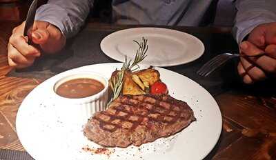 Sồi Đỏ - Pizza & Pasta - 10 Trương Hán Siêu