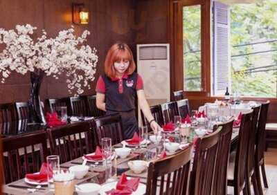 Nhà Hàng Hải Sản Nhà Đỏ