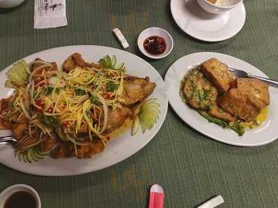 Nhà Hàng Hải Sản Nhà Đỏ