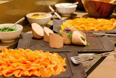 Nhà Hàng Saigon Café