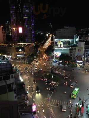 Nhà Hàng Xoay Hoàng Gia