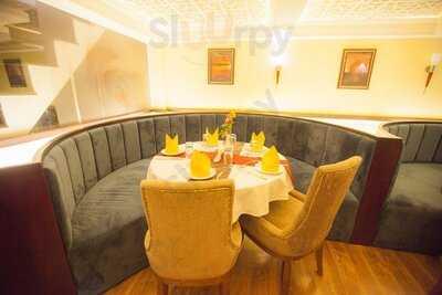 Nhà Hàng Parivar Fine Indian Cuisine