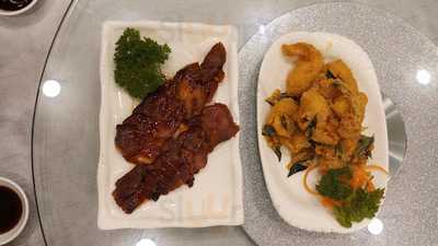 Nhà Hàng Ớ Đỏ