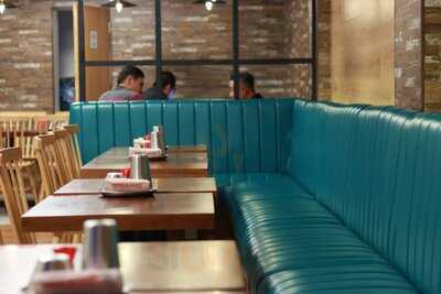 Bánh Gạo Sinjeon Và Mì Cay Jung Dayul - 119 Hồ Tùng Mậu, Quận 1