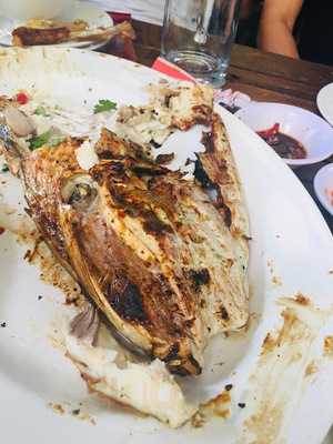 Nhà Hàng Bên Sông