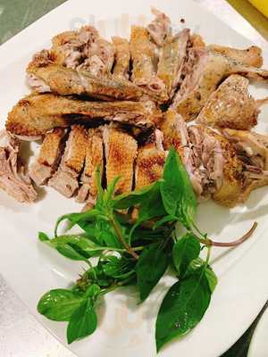 Nhà Hàng Bên Sông