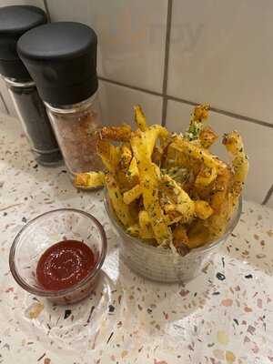 Puck Burger Bar & Cafe