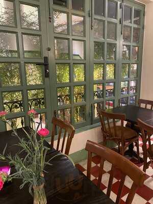 Le Comptoir Bistro & Books