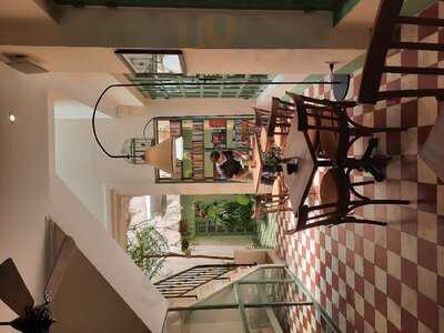 Le Comptoir Bistro & Books