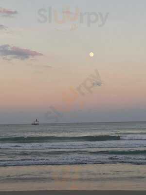 Lounge Beach Bar & Restaurant