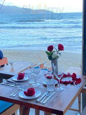 Lounge Beach Bar & Restaurant