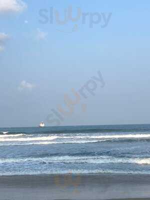 Lounge Beach Bar & Restaurant