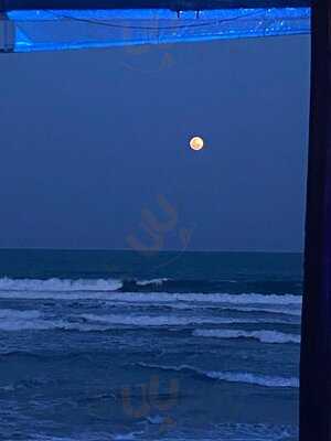 Lounge Beach Bar & Restaurant