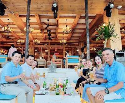 Lounge Beach Bar & Restaurant