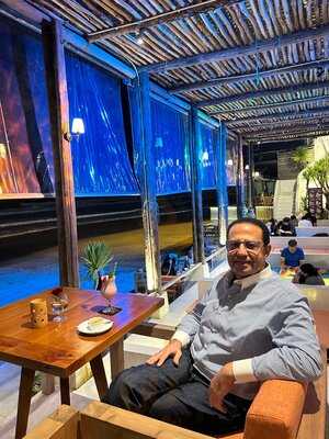 Lounge Beach Bar & Restaurant