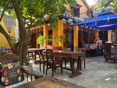 Aloha Bar & Restaurant