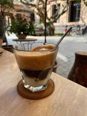 Le Art Cafe Wine Bistro