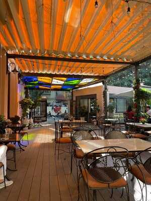 Le Art Cafe Wine Bistro