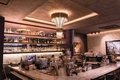 Le Art Cafe Wine Bistro