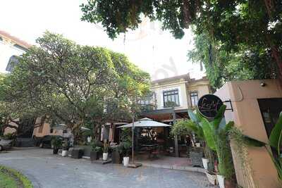 Le Art Cafe Wine Bistro