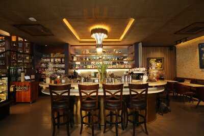 Le Art Cafe Wine Bistro