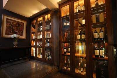 Le Art Cafe Wine Bistro