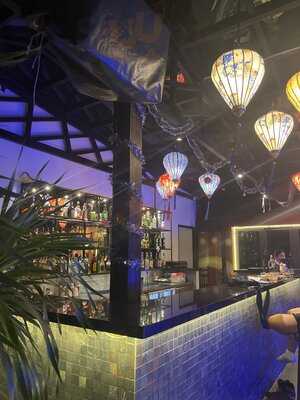 Deli Sky Bar & Coffee Lounge