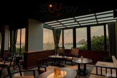 Bến Lakeside Cocktail Bar & Kitchen