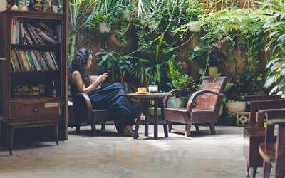 Tiệm Cà Phê Bà Lan